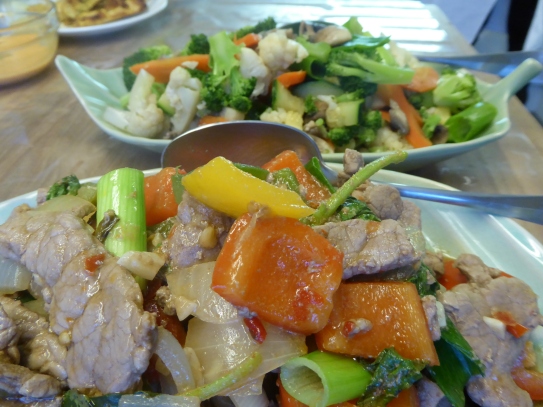 Foto van rundsvlees met Thaise basilicum