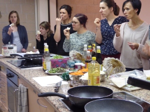 Foto van luisterende dames op kookworkshop