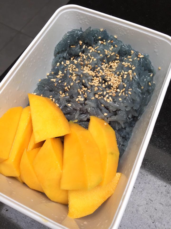 Paarse kleefrijst met mango
